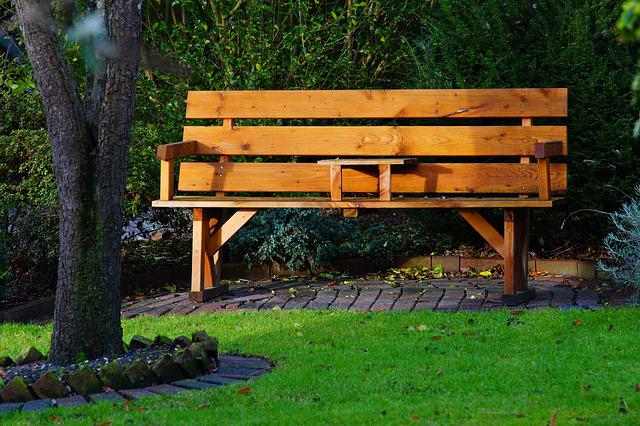 banc de jardin a l'entrée